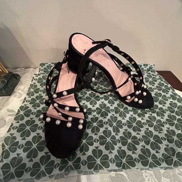 Kate Spade wynne black sandals with pearl detailing. Great pre owned condition. - Picture 1 of 4